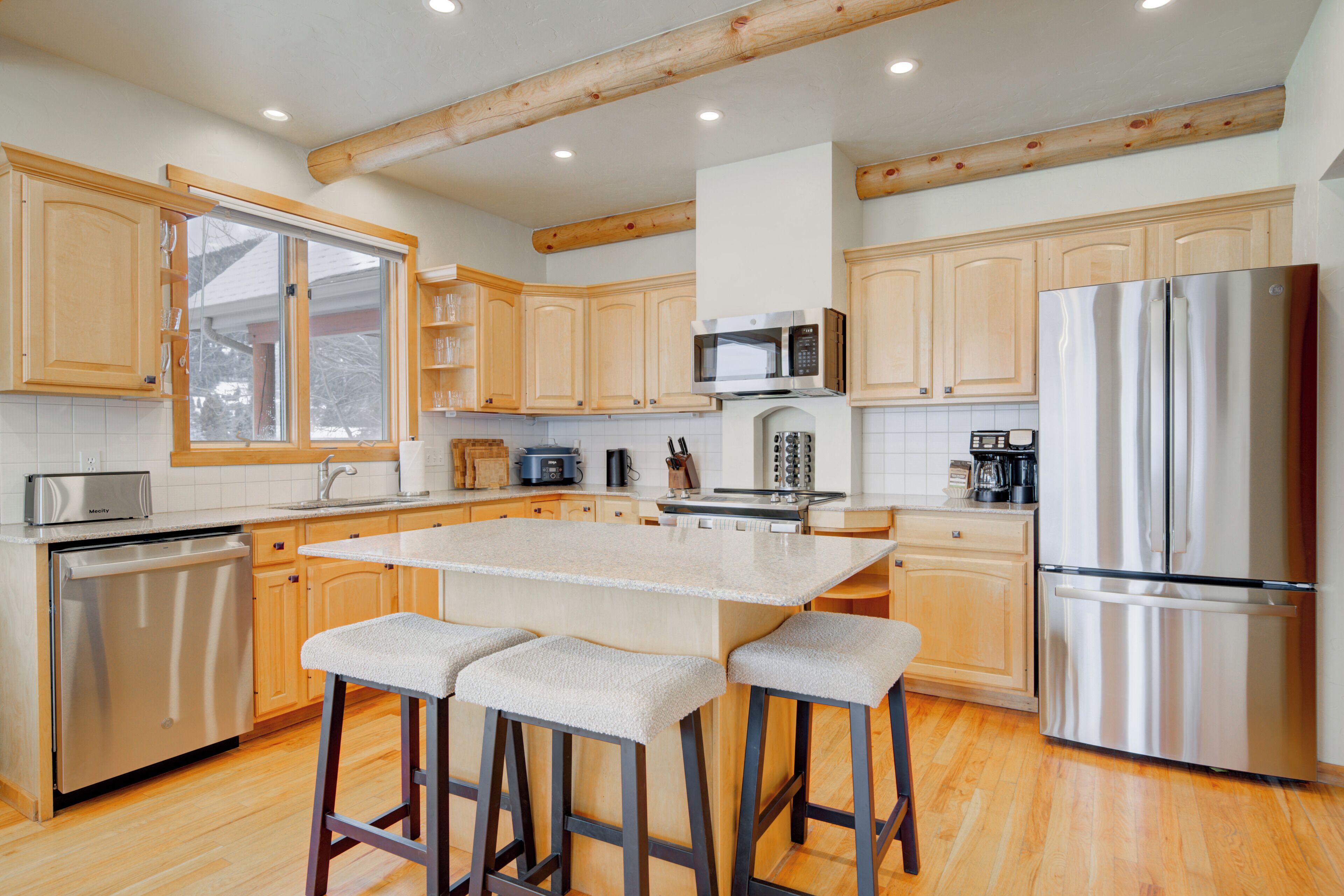 Frigorífico, microondas, horno y placa de cocina