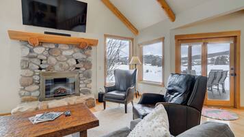 Smart TV, fireplace, stereo