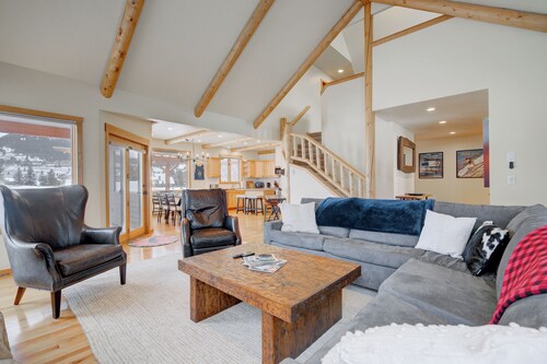 Private Hot Tub! Pool Table, Mountain Views, Ski Shuttle close by!