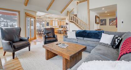 Private Hot Tub! Pool Table, Mountain Views, Ski Shuttle close by!