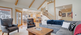 Private Hot Tub! Pool Table, Mountain Views, Ski Shuttle close by!