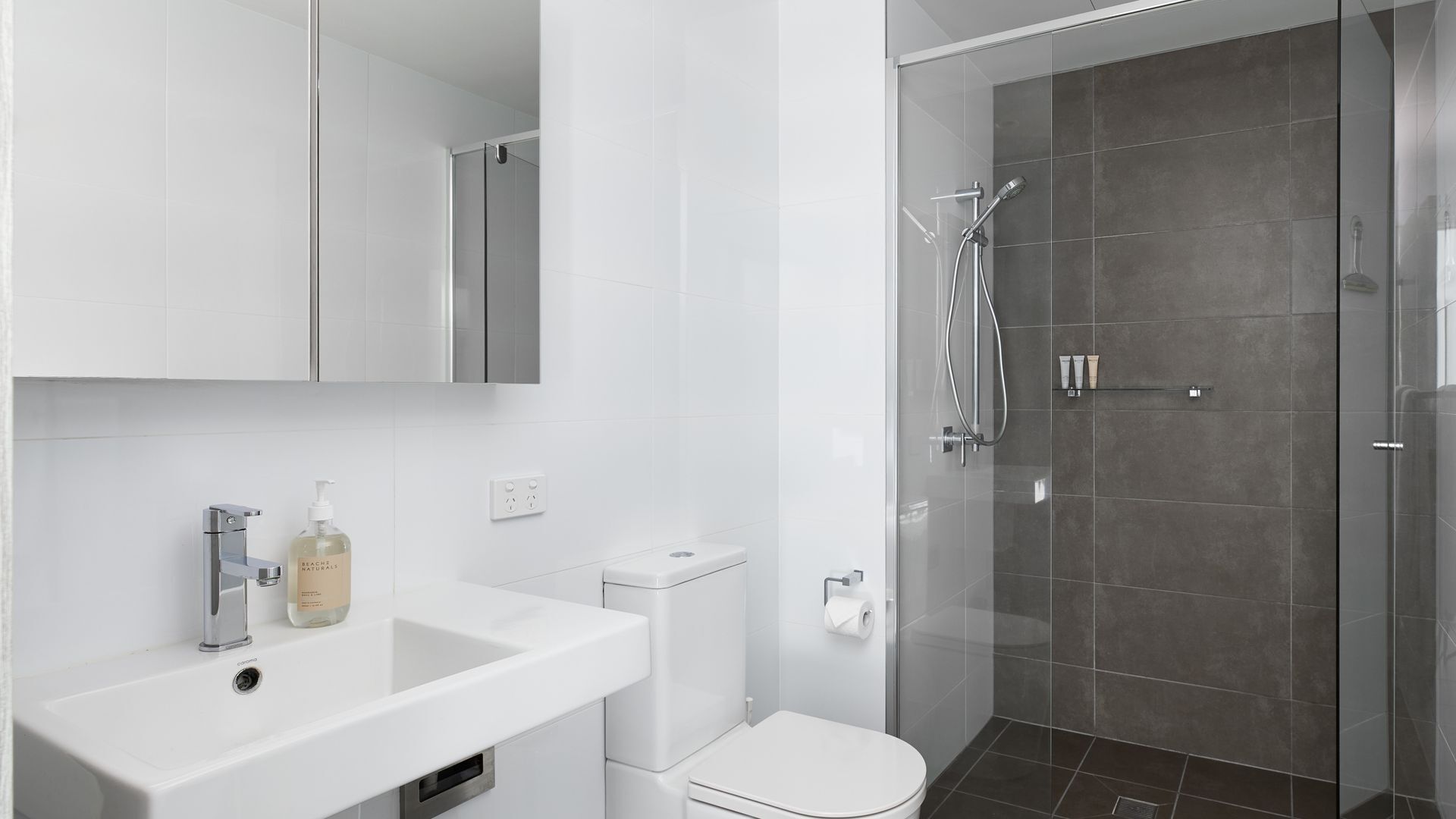 Een douche, een haardroger, handdoeken