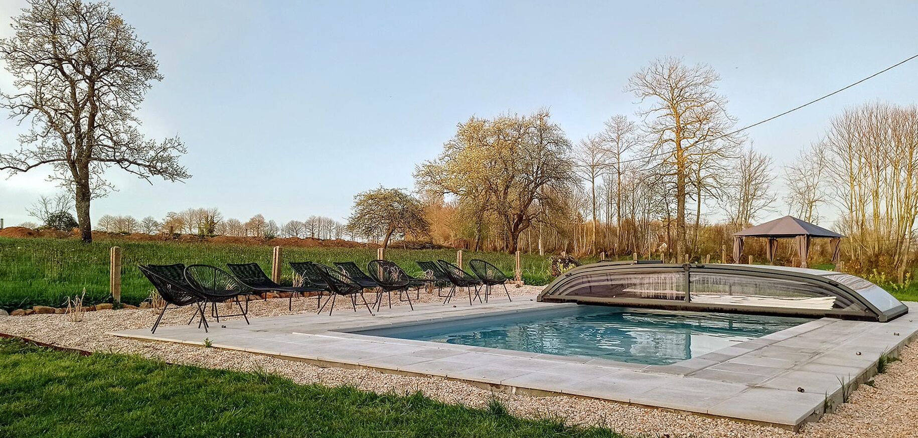 Una piscina al aire libre, una piscina climatizada