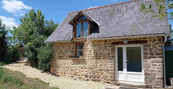 Exterior - Charming countryside cottage with heated pool & private jacuzzi. 3 star rated (Mantilly)