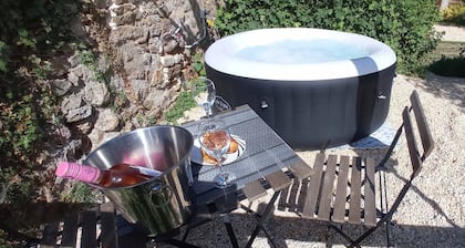 Charming countryside cottage with heated pool & private jacuzzi. 3 star rated