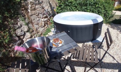 Charming countryside cottage with heated pool & private jacuzzi. 3 star rated