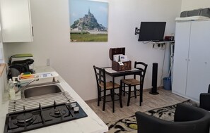 Geladeira, micro-ondas, fogão, cooktop