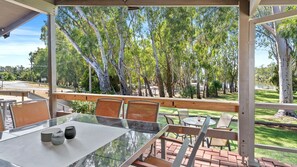Outdoor dining - Water's Edge Bundalong (Bundalong)
