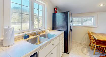 2-story home near Big River with balcony, hot tub, streaming, WiFi, full kitchen