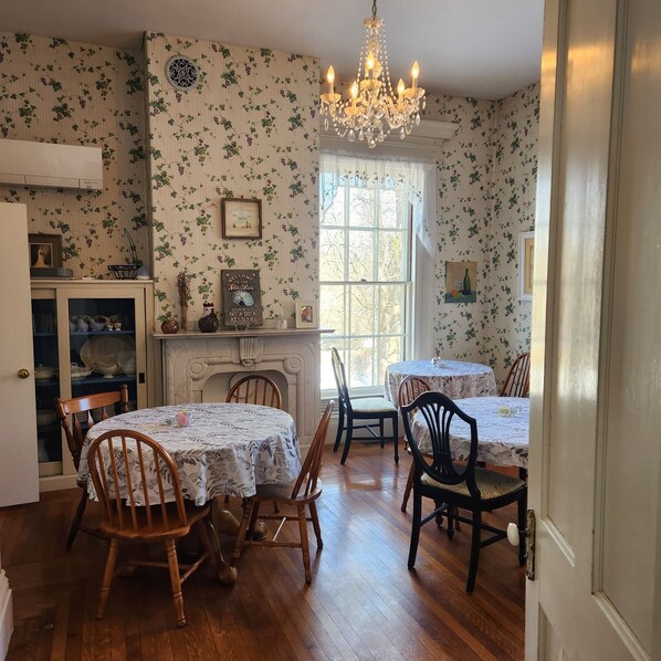 Dining - Maine's Best Kept Secret, Room 3 (Limerick)