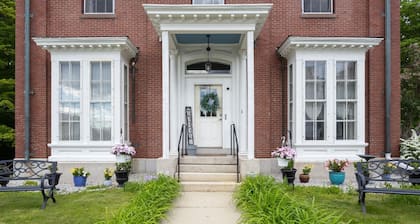 Peaceful Maine B&B Room Cozy Stay + Homemade Breakfast - Room 4