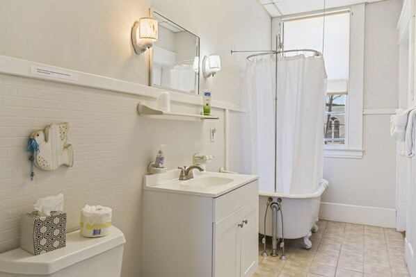 Shower, hair dryer, towels, soap - Maine's Best Kept Secret, Room 5 (Limerick)