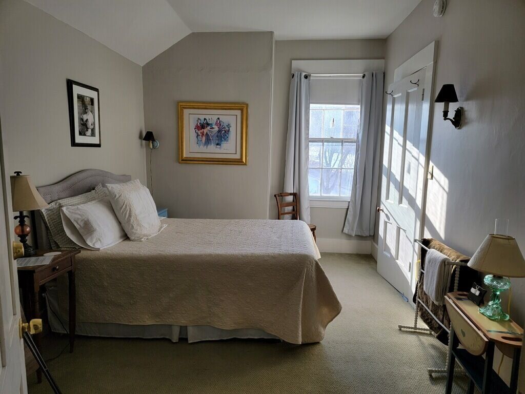 Picturesque bed and breakfast, nestled in the foothills of the white mountains.