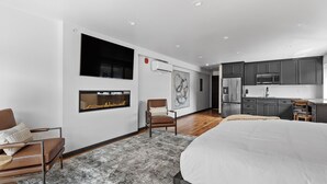 Iron/ironing board, WiFi, bed sheets - Luxury King Studio Downtown Main Street (Hill City)