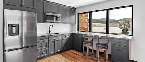 Réfrigérateur, micro-ondes, plaque de cuisson, lave-vaisselle