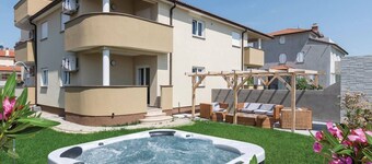 Apartment Orkić - grill, garden and jacuzzi