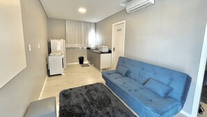Basic Suite | Ruang tamu | 32 inci sebuah televisyen pintar dengan digital 