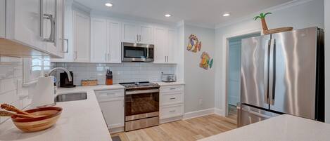 Kjøleskap, mikrobølgeovn, ovn og kokeplater