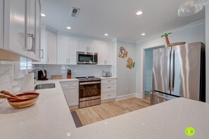 Fridge, microwave, oven, stovetop - RELAXING upper unit of duplex house - 5 minute walk to beach & Banks Channel (Wrightsville Beach)