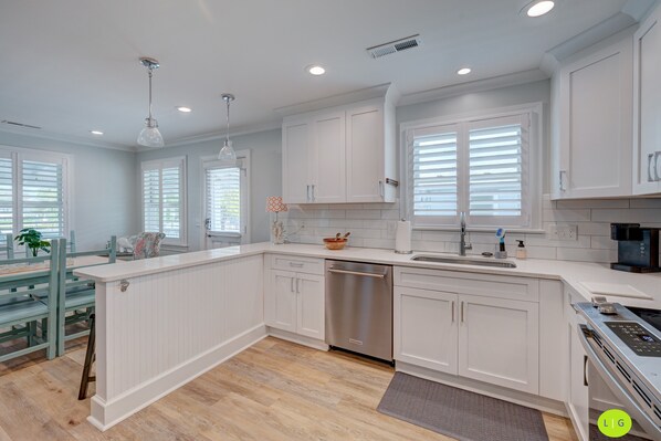 Fridge, microwave, oven, stovetop - RELAXING upper unit of duplex house - 5 minute walk to beach & Banks Channel (Wrightsville Beach)