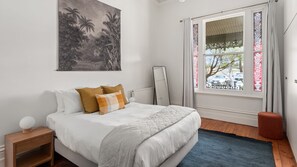 3 bedrooms, iron/ironing board, free WiFi, bed sheets - The Atrium - Exquisite C1888 home seamlessly merges classic charm with modern design. (Abbotsford)