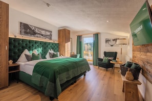 Habitación Deluxe, vista a la montaña | Caja de seguridad en la habitación y escritorio 
