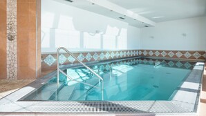 Innendørsbasseng