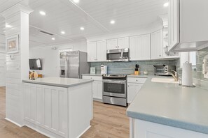 Fridge, oven, stovetop, dishwasher - Single-level waterfront home with furnished Florida room, dock, washer/dryer (Marathon)