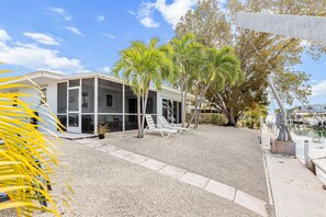 Exterior - Single-level waterfront home with furnished Florida room, dock, washer/dryer (Marathon)