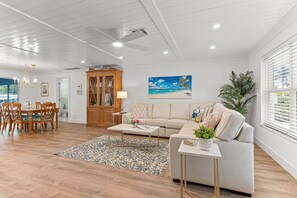 TV, books - Single-level waterfront home with furnished Florida room, dock, washer/dryer (Marathon)