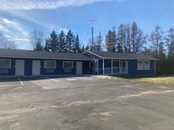 Front of property - Wolastoq Inn & Suites (Houlton)