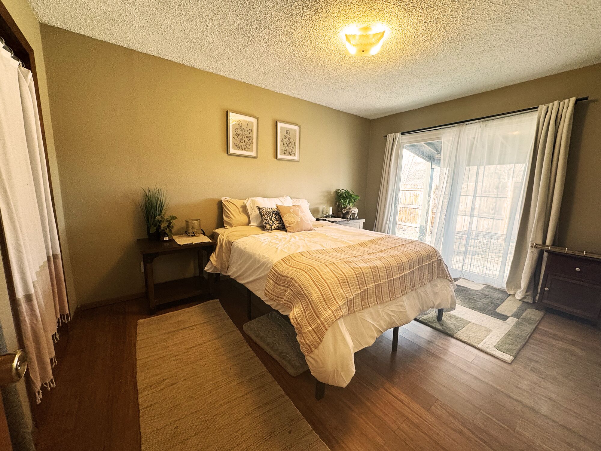 Pet friendly in Town Location Ridgway! 3 min Walk to the Park.