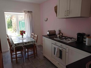 Fridge, microwave, oven, stovetop - Le Houx Magnolia:  3 star cottage for four people with pool and private jacuzzi (Mantilly)