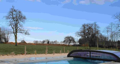 Four person cottage with heated/covered pool & private jacuzzi, 3 star rated