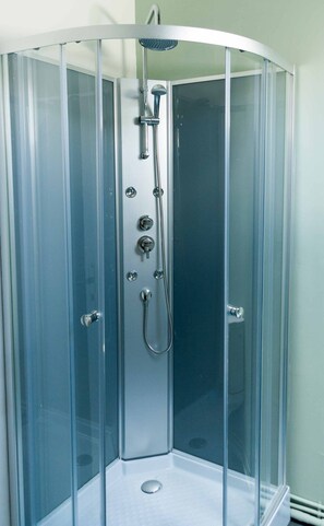 Dusche, umweltfreundliche Kosmetikartikel, Haartrockner, Handtücher