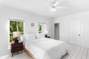 3 bedrooms, desk, WiFi, bed sheets