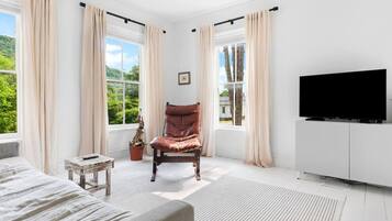 3 bedrooms, desk, WiFi, bed sheets