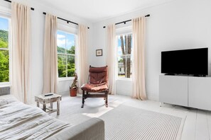 3 bedrooms, desk, WiFi, bed sheets