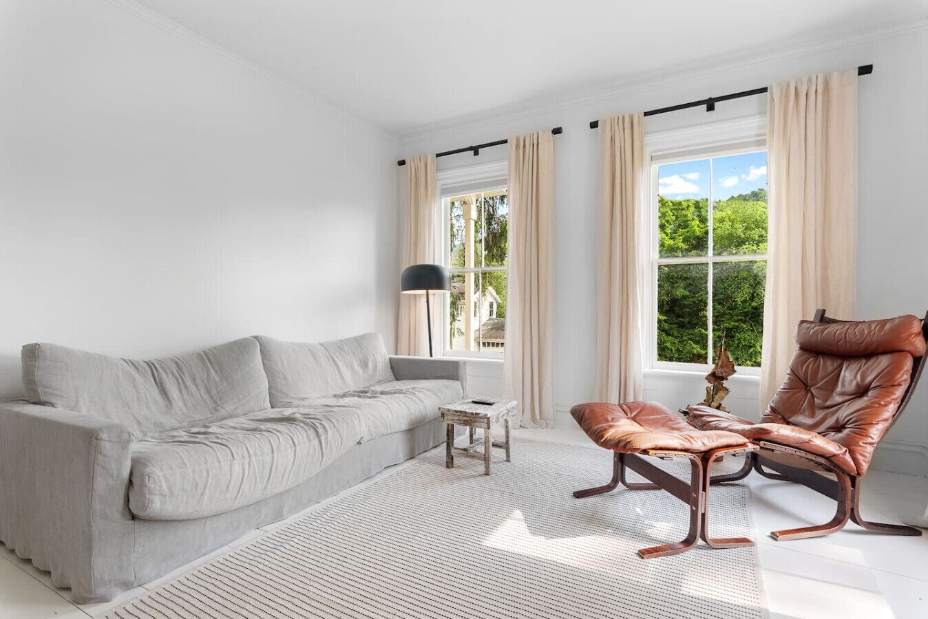 TV, livros, escritórios