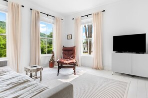 Escritorio, wifi y ropa de cama 