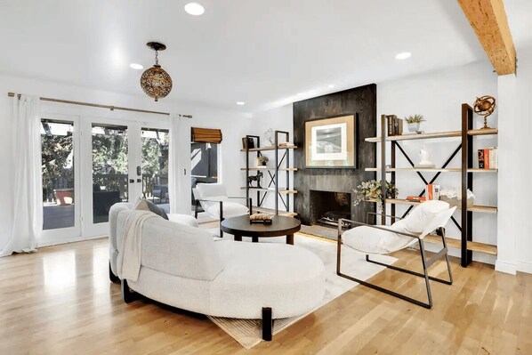 TV, fireplace