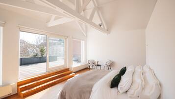 Luxury Duplex | 3 bedrooms, iron/ironing board, free WiFi