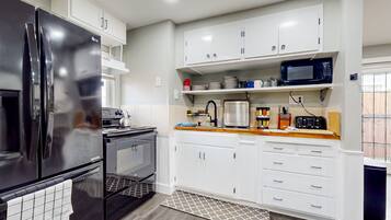 Refrigerador, microondas, horno y parrilla de estufa
