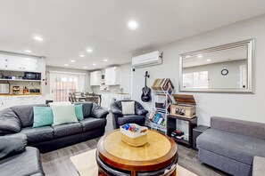 Televisión y chimenea