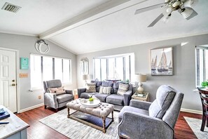 TV - 493 Marlin Dr. 3 Bedroom/ 2 Bath - Golf Cart Included & Stunning Views of St. Andrews St. Park (Panama City Beach)