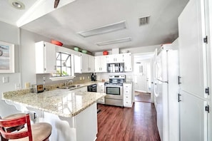 Refrigerador, microondas, horno, placa de cocina