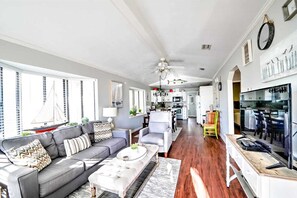 TV - 493 Marlin Dr. 3 Bedroom/ 2 Bath - Golf Cart Included & Stunning Views of St. Andrews St. Park (Panama City Beach)