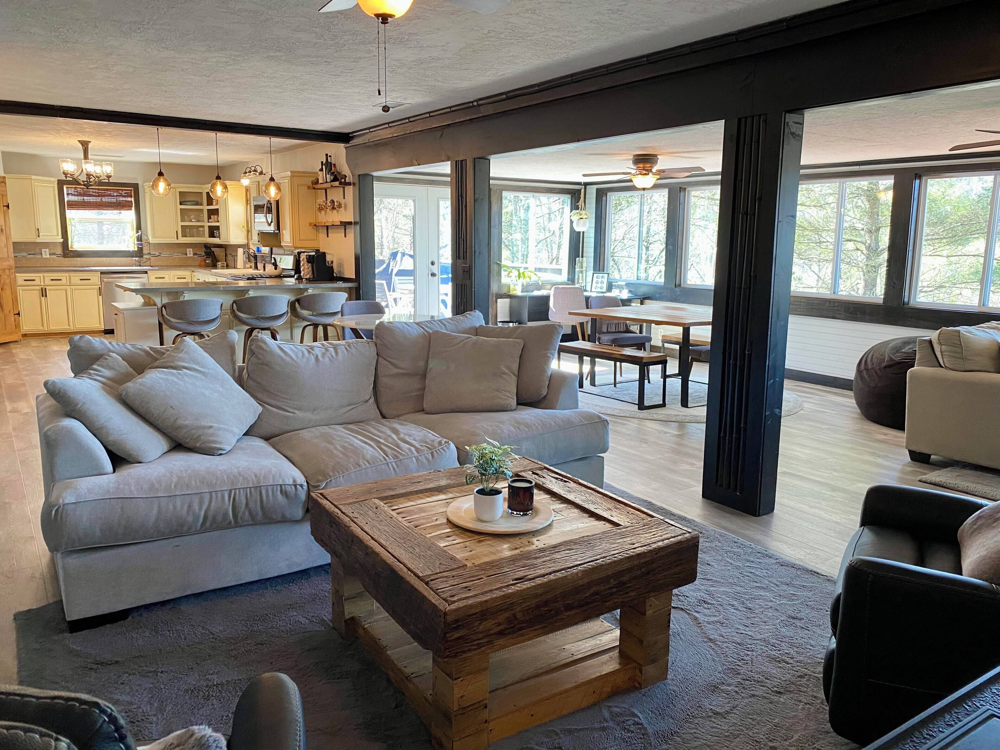 Smart TV, chimenea y libros 