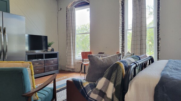 1 bedroom, WiFi, bed sheets - Ruth at the Laurel Lofts (Laurel)