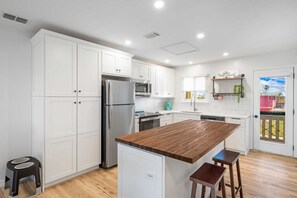 Kjøleskap, mikrobølgeovn, ovn og kokeplater